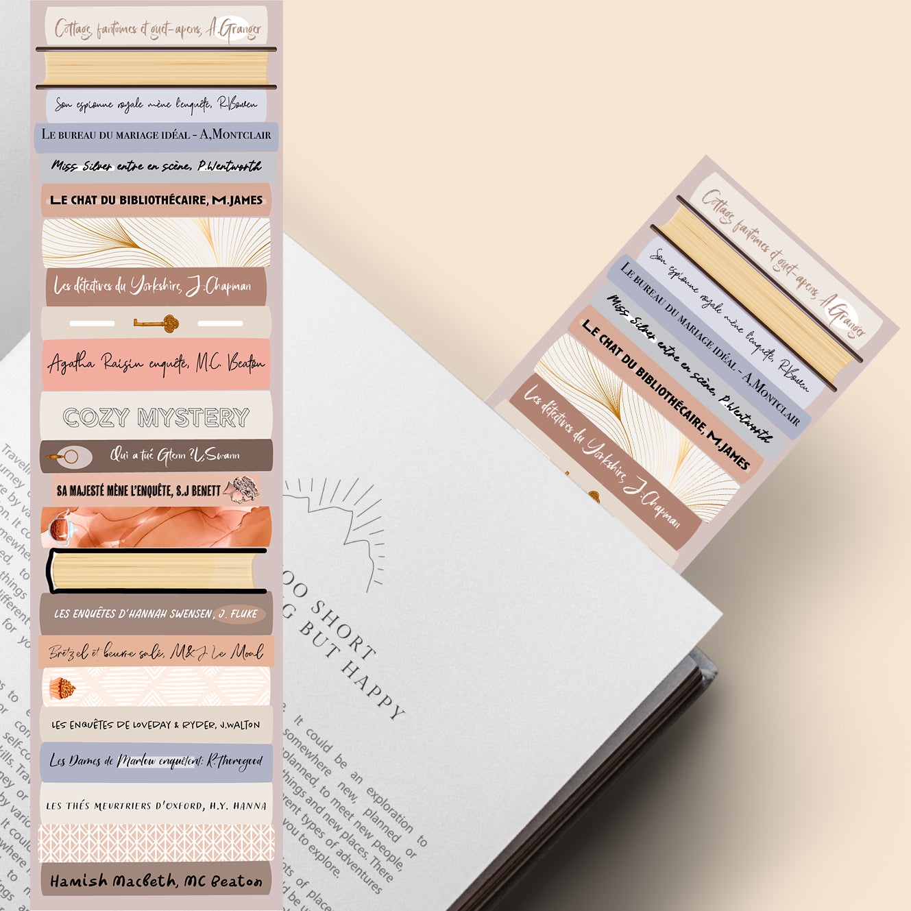 Marque-page inspirĂ© par le cosy mystery, ambiance thĂ© et bibliothĂšque, idĂ©al pour les amateurs dâenquĂȘtes lĂ©gĂšres et de lectures cosy