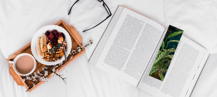  image mettant en scène un moment de lecture et des marque-pages illustrés. Deux images montrent des mains feuilletant un livre, tandis que deux autres présentent des collections de marque-pages artistiques sur un fond de pages ouvertes.